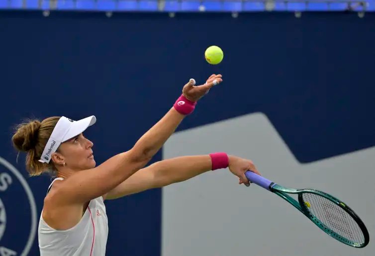 Reuters/Eric Bolte/proibida reprodução Jul 29, 2025; Montreal, QC, Canada; Beatriz Haddad Maia (BRA) serves against Suzan Lamens (NED) in second round play at IGA Stadium. Mandatory Credit: Eric Bolte-Imagn Images