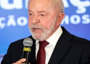 Lula assina MP e zera "taxa das blusinhas"
