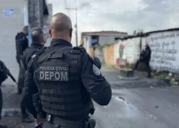 Suspeitos fogem e PC baiana encontra armas e munições
