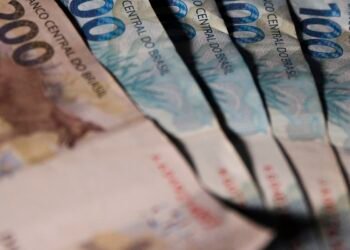 Renda média das famílias chega a R$ 2.264 e é recorde em 2025