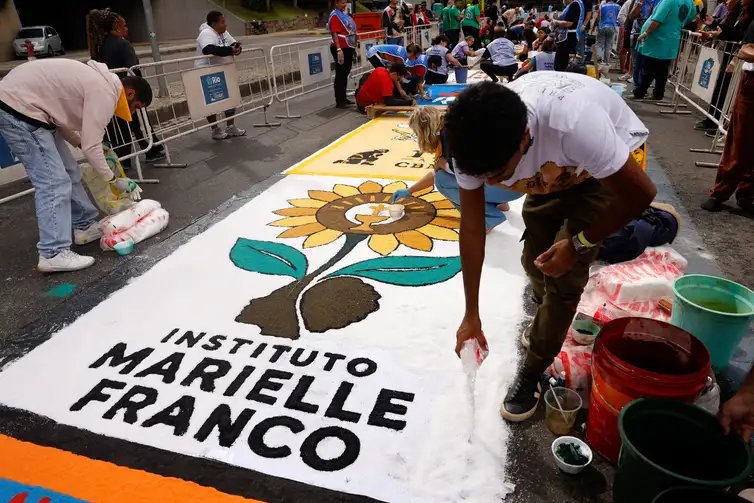 Rio de Janeiro (RJ), 04/06/2026 - Tapetes de Corpus Christi sendo confeccionados na avenida Chile, ao lado da Catedral Metropolitana de São Sebastião do Rio de Janeiro. Foto: Tânia Rêgo/Agência Brasil