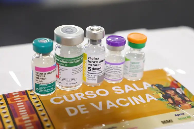 Tomaz Silva/Agência Brasil Rio Branco (AC), 07/05/2026 – Conjunto de vacinas apresentadas durante treinamento incluindo Vacina Varivax (catapora), vacina Febre Amarela, vacina Influenza, vacina contra o HPV e vacina pentavalente no curso Sala de Vacina, da MSD, ministrado em Rio Branco (AC). Foto: Tomaz Silva/Agência Brasil