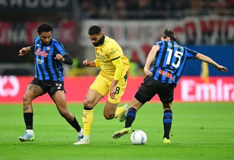 Reuters/Daniele Mascolo/proibida reprodução Soccer Football - Serie A - AC Milan v Atalanta - San Siro, Milan, Italy - May 10, 2026 AC Milan's Ruben Loftus-Cheek in action with Atalanta's Ederson and Marten de Roon REUTERS/Daniele Mascolo