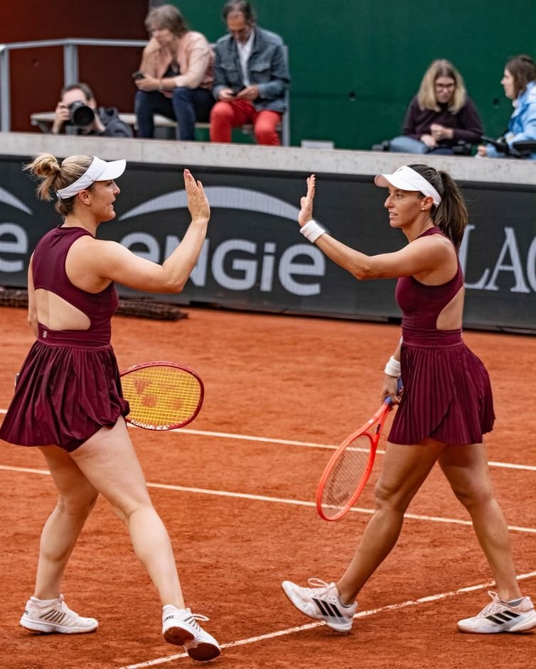 Nora Stankovic/Divulgação 02/06/2026 - A dupla formada pela brasileira Luisa Stefani e pela canadense Gabriela Dabrowski, em partida de tênis em Roland Garros. Foto: Nora Stankovic/Divulgação